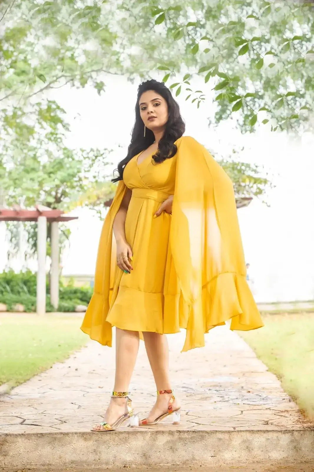 INDIAN TV ACTRESS SREEMUKHI LONG LEGS SHOW IN YELLOW FROCK 2